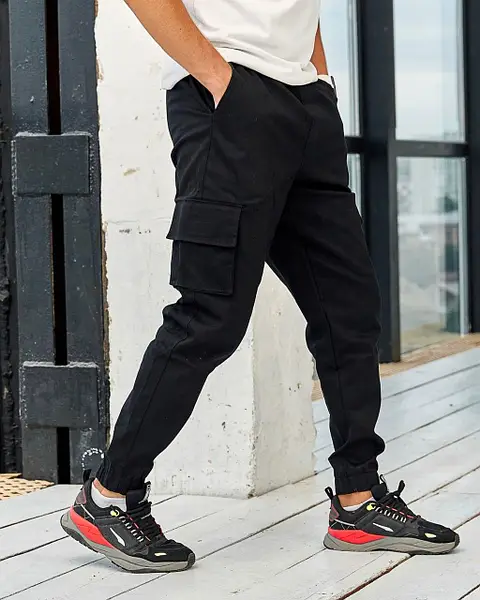 Втілення стилю та комфорту: чорні чоловічі спортивні штани з практичними бічними кишенями